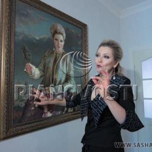 Лена Ленина с портретом